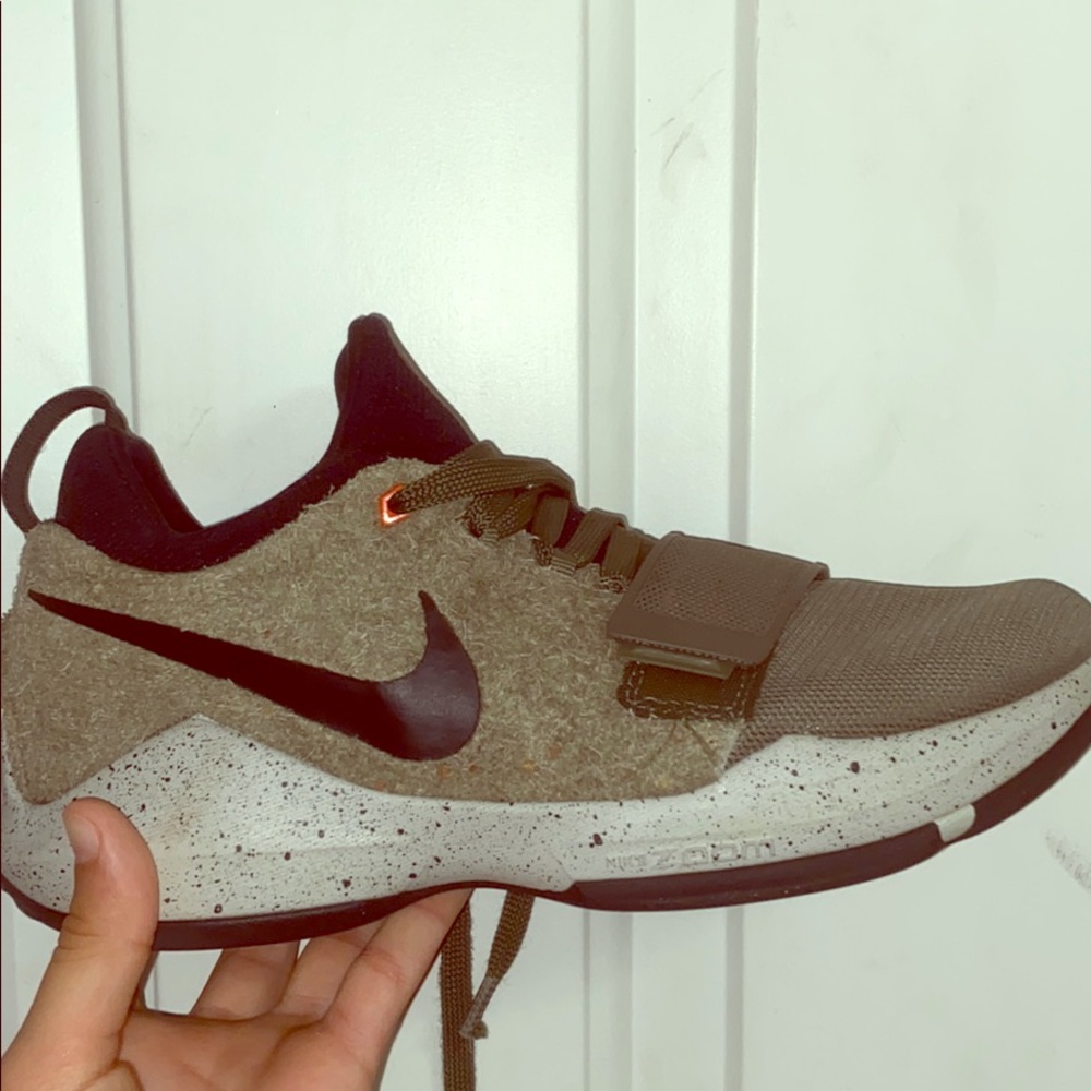 Basketball shoes